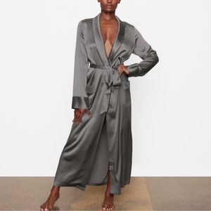 SKIMS SLEEP SHAWLED STRETCH-SILK ROBE IN GUNMETAL